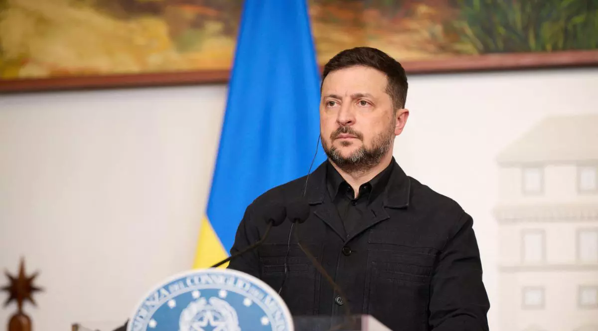 Volodimir Zelenski vorbește de la pupitru, având steagul Ucrainei în spate, Roma, Italia, 15 aprilie 2026