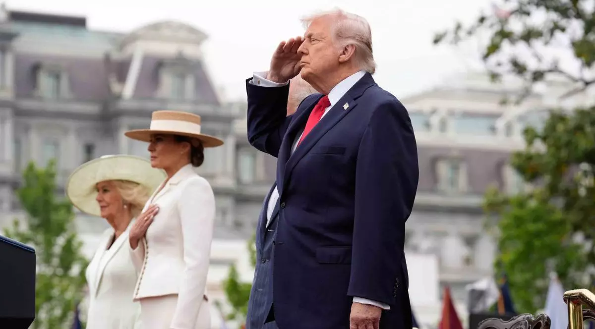 Donald Trump salută în timpul intonării imnului SUA la Casa Albă, Washington DC, SUA, 28 martie 2026