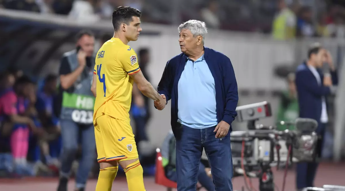 Ianis Hagi și Mircea Lucescu, pe teren după un meci de fotbal