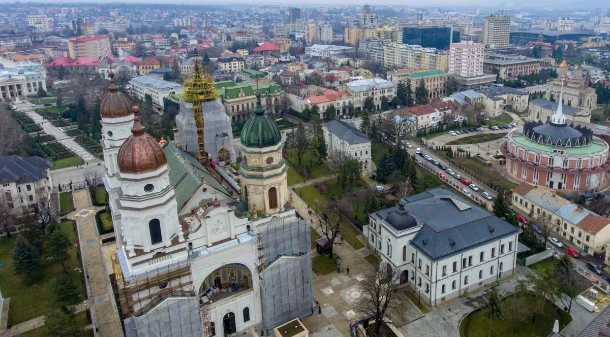 Imagine aeriana Iași, România, se vad clădiri, strazi, pomi