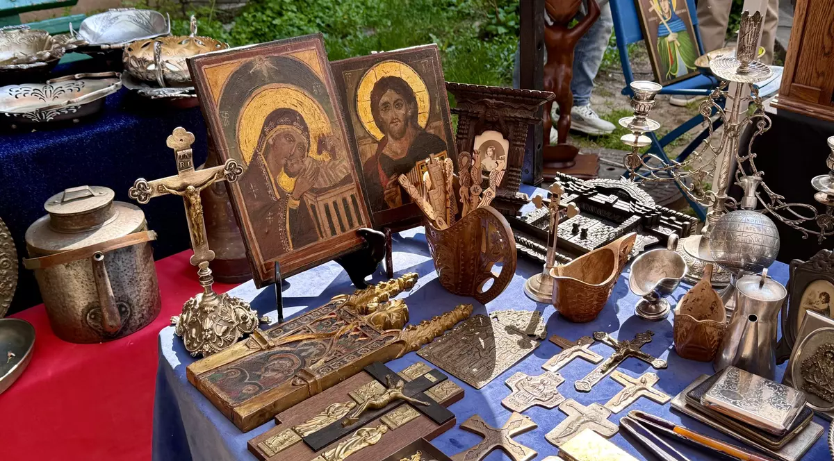 Târgurile de antichități din București au devenit, în ultimele luni, un adevărat magnet pentru colecționarii de icoane vechi. Foto: Libertatea