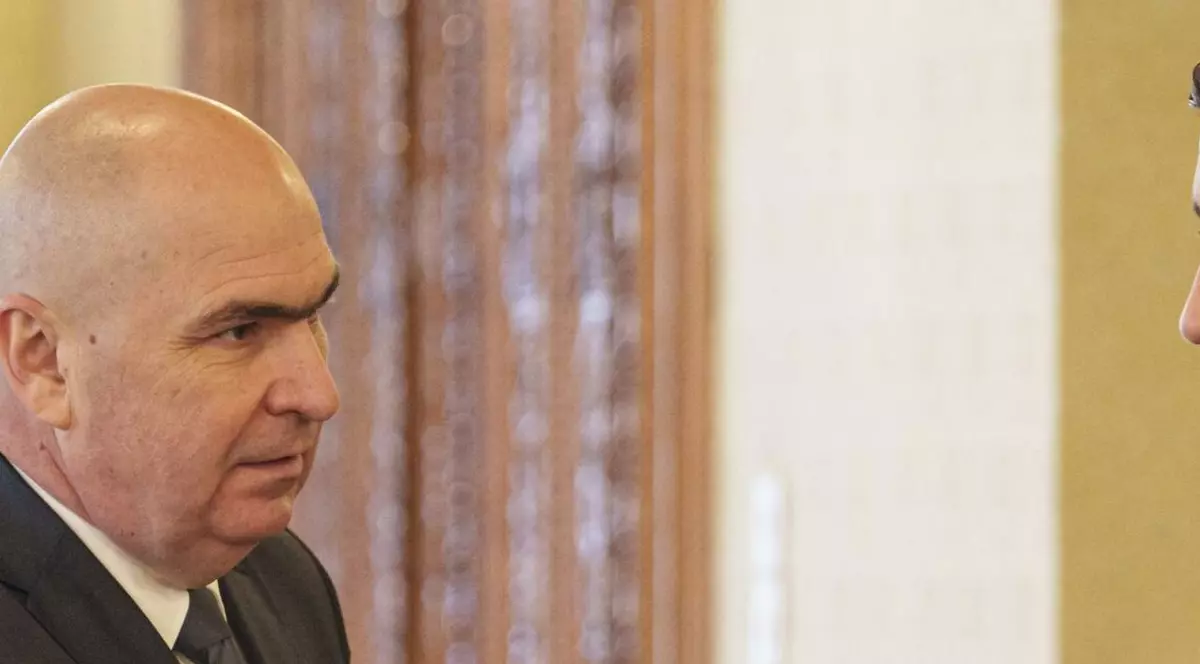 Presedintele interimar al Romaniei, Ilie Bolojan da mana cu presedintele Aliantei pentru Unirea Romanilor (AUR), George Simion inaintea unor consultari, la Palatul Cotroceni din Bucuresti, miercuri, 26 februarie 2025