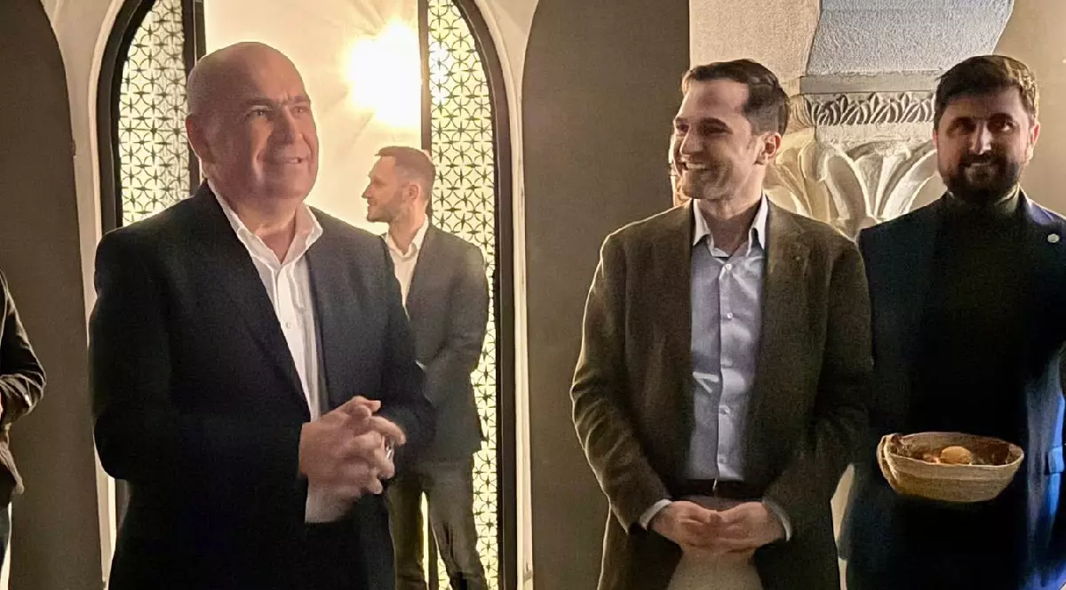 Ilie Bolojan şi-a făcut apariţia neanunţată la reuniunea de Paşti a PNL Bucureşti unde s-a întâlnit și cu Sebastian Burduja