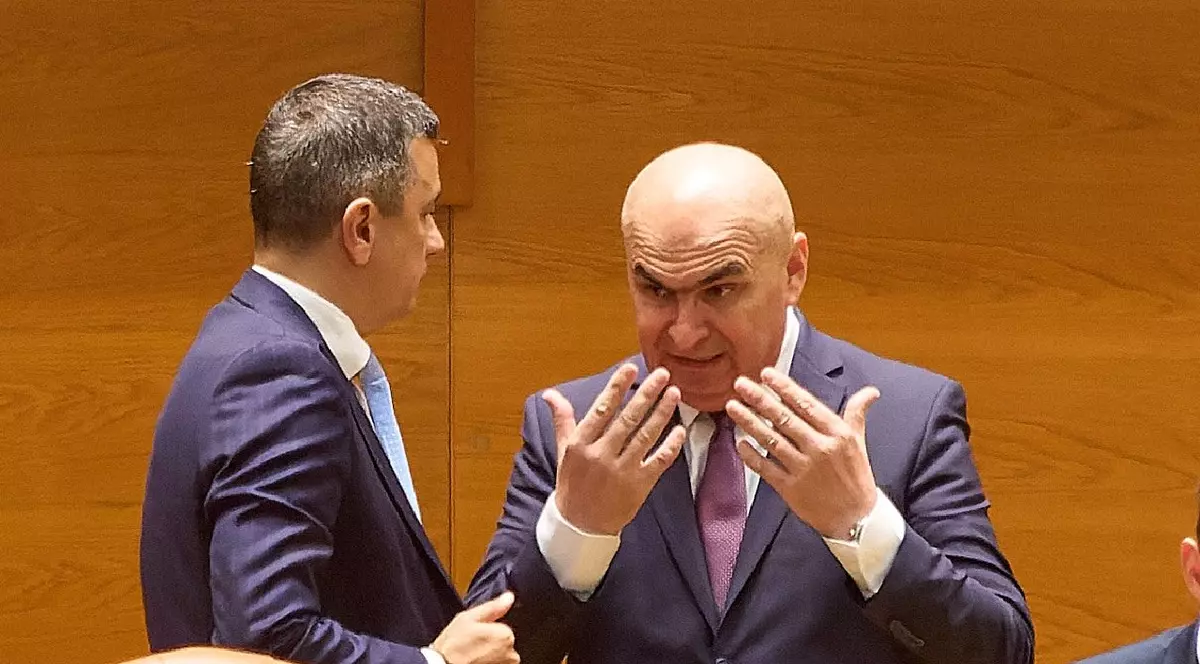 București, România. 1 septembrie 2025: Prim-ministrul României, Ilie Bolojan (dreapta), discută cu Sorin Grindeanu (stânga), președintele Camerei Deputaților și președinte interimar al Partidului Social-Democrat (PSD),