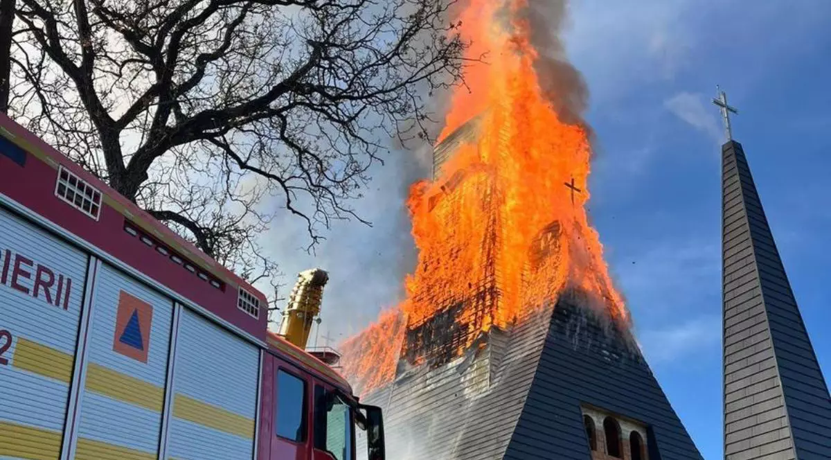 incendiu produs la Biserica Catolică din localitatea Şurdeşti, aflată în construcţie, lânga care se află o autospecială pentru stins incendii