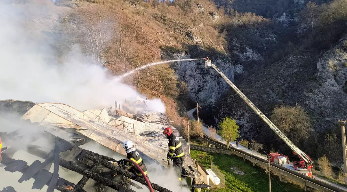 Intervenția pompierilor la stingerea incendiului izbucnit la Mănăstirea Bistrița din Vâlcea