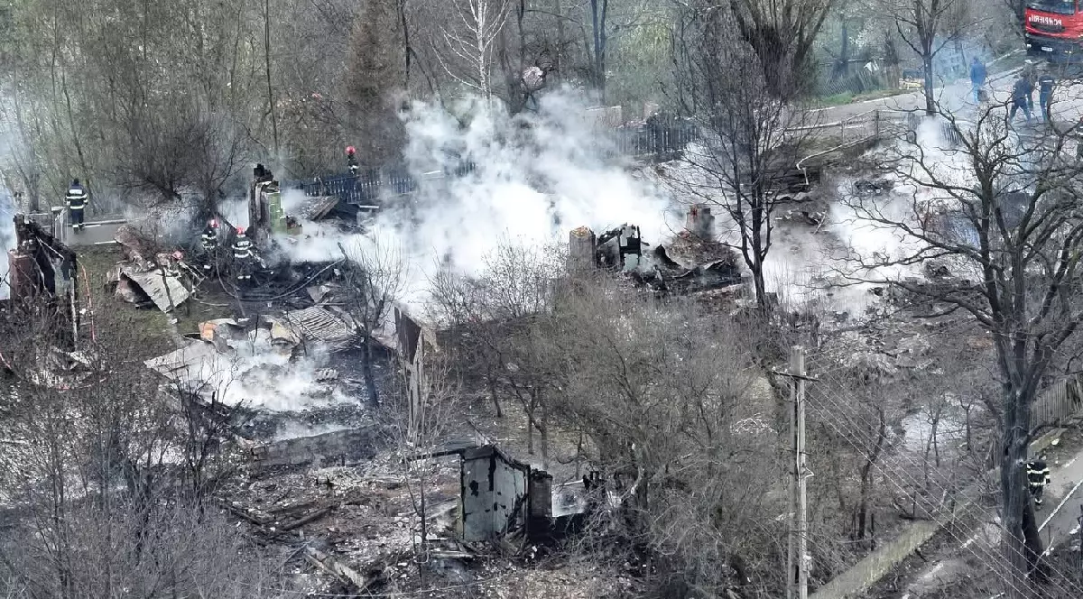 Zeci de case distruse de flăcări în incendiul de la Soveja, județul Vrancea