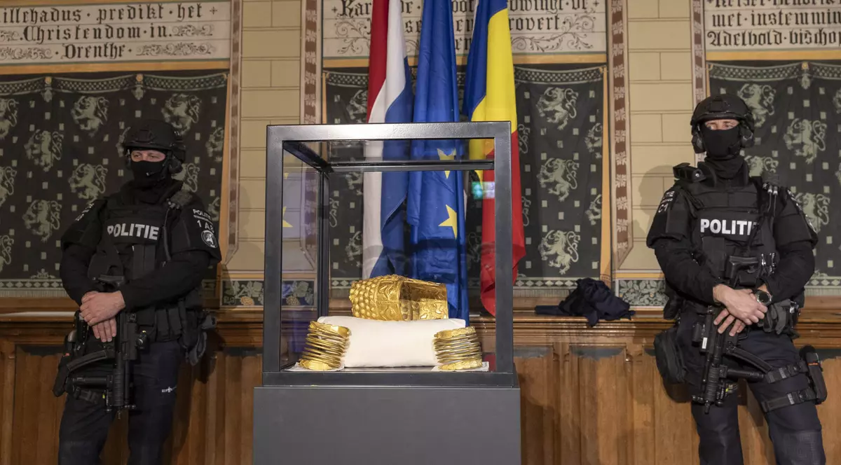 Conferința de presă organizată la muzeul Drents din Assen cu privire la recuperarea coifului dacic de la Coțofenesti și a două brătari de aur, în Tările de Jos, Assen, 2 aprilie 2026. Foto Inquam Photos / Vincent Jannink