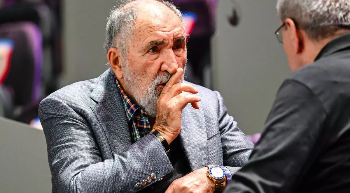Ion Țiriac, îmbrăcat în costum gri și cămașă multicoloră, la Transylvania Open, la Cluj-Napoca, pe 5 februarie 2026