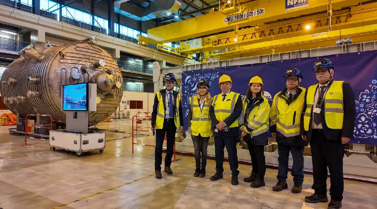 Mai mulți oameni cu veste galbene și care poarta caști în cap, în interiorul reactorului Tokamak, ITER - 17 noiembrie 2025