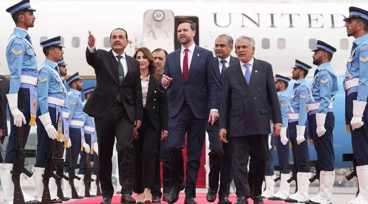 Vicepreședintele SUA JD Vance (centru) se plimbă alături de șeful Forțelor de Apărare și șeful Statului Major al Armatei pakistaneze, mareșalul Asim Munir (stânga), și de viceprim-ministrul și ministrul de externe pakistanez, Mohammad Ishaq Dar, după sosirea la Islamabad pentru discuții cu oficiali iranieni, pe 11 aprilie 2026.