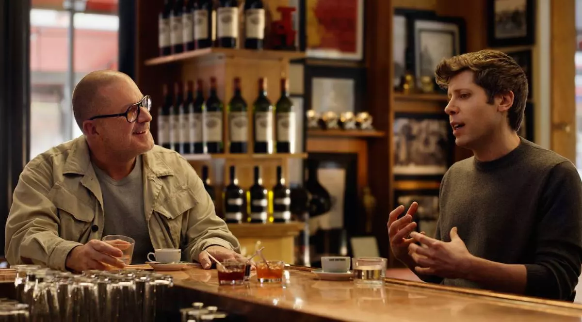 Jony Ive (stânga) și Sam Altman (dreapta) discută într-un decor de cafenea.