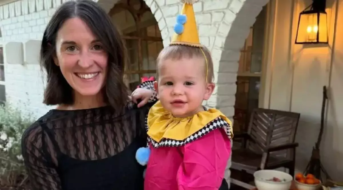Influencerița și-a călcat fiul de 2 ani cu mașina, în SUA: „E un miracol că a fost salvat”
