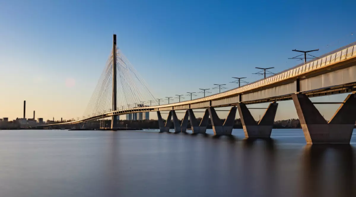 Podul Kruunuvuorensilta la apus, cel mai lung pod din Finlanda, Helsinki