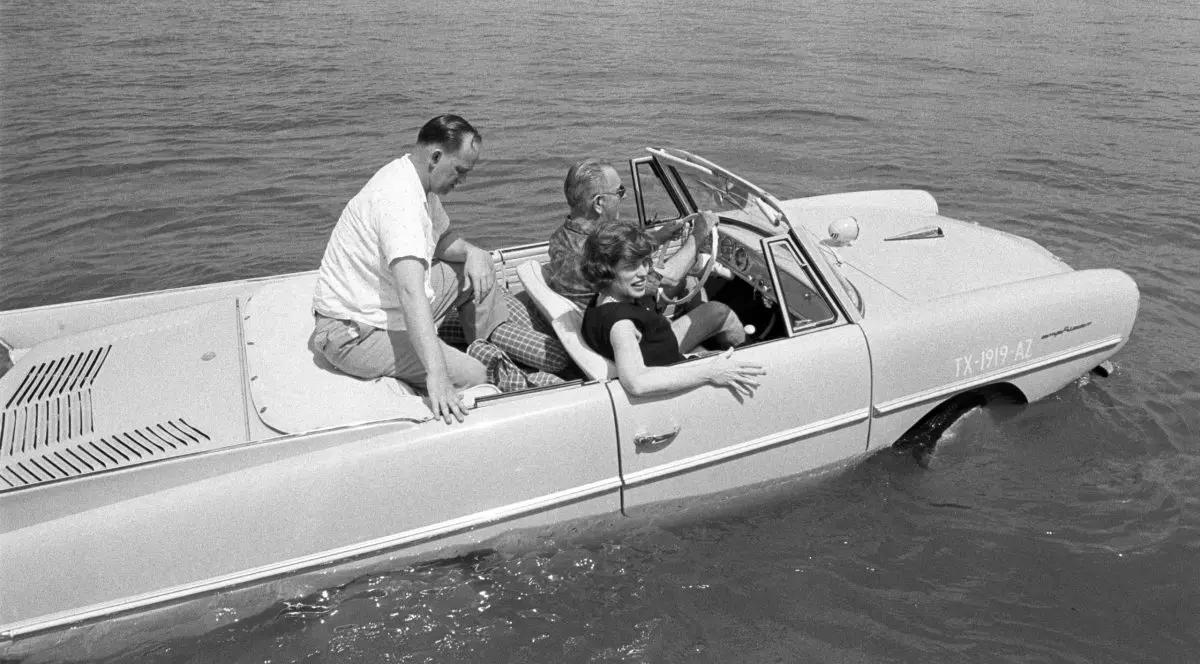 Lyndon B. Johnson, președintele SUA, conduce un Amphicar în 1965.