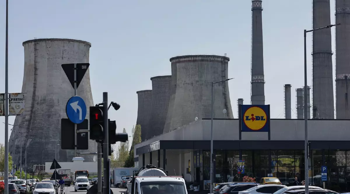 Un magazin LIDL care are in spate centrala termica CET 2, din București