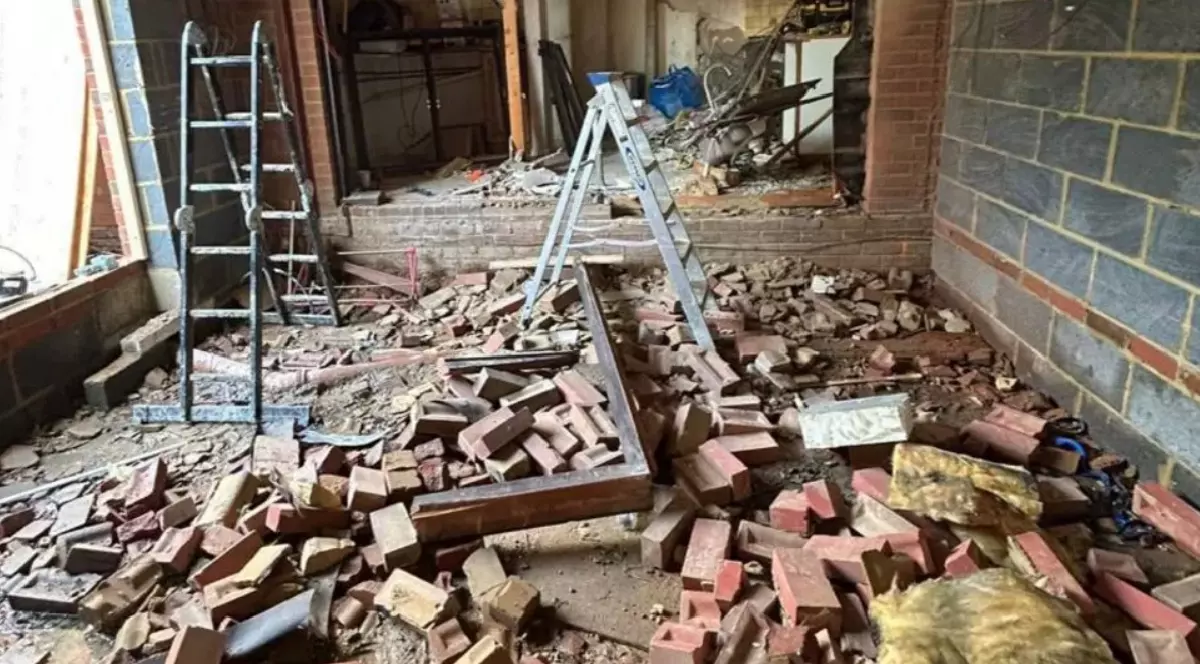 O locuință a fost distrusă de contructor în urma renovării: cărămizi aruncate peste tot
