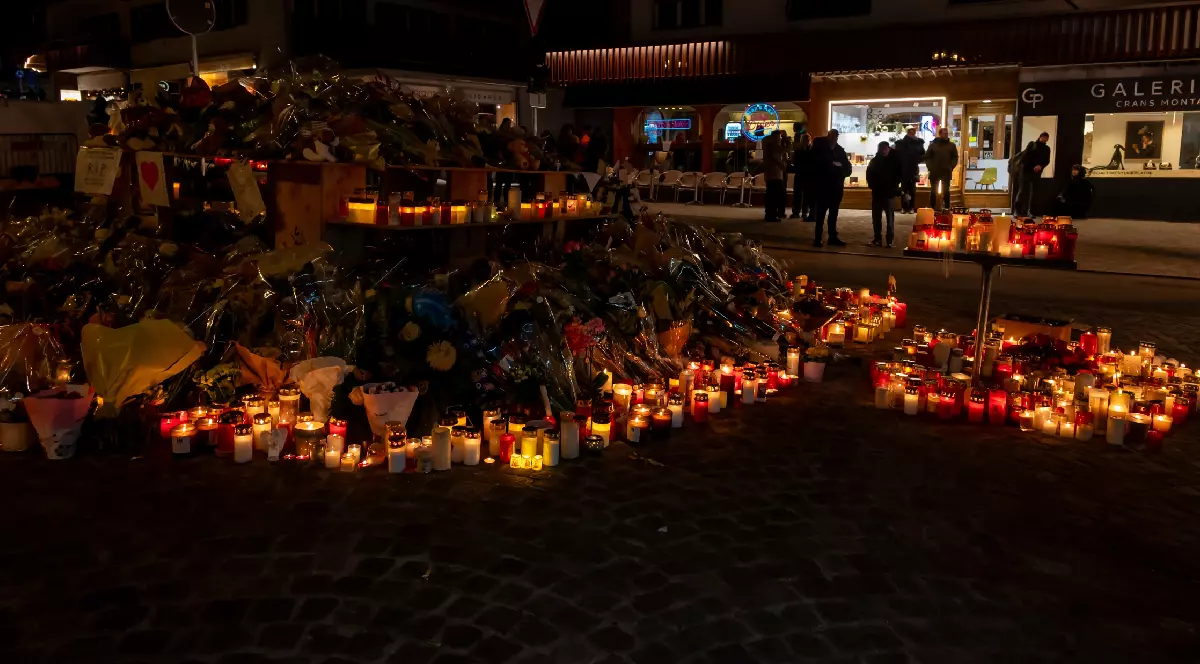 Lumânări aprinse pentru victimele incendiului din Crans Montana, care a avut loc în noaptea de Revelion. 41 de persoane au decedat