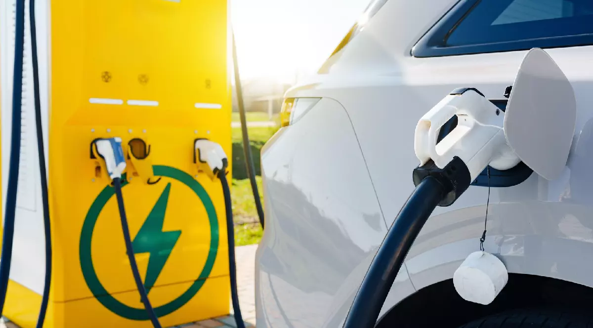 Încărcătorul pentru mașini electrice se conectează la mașină la stația de încărcare în timpul zilei