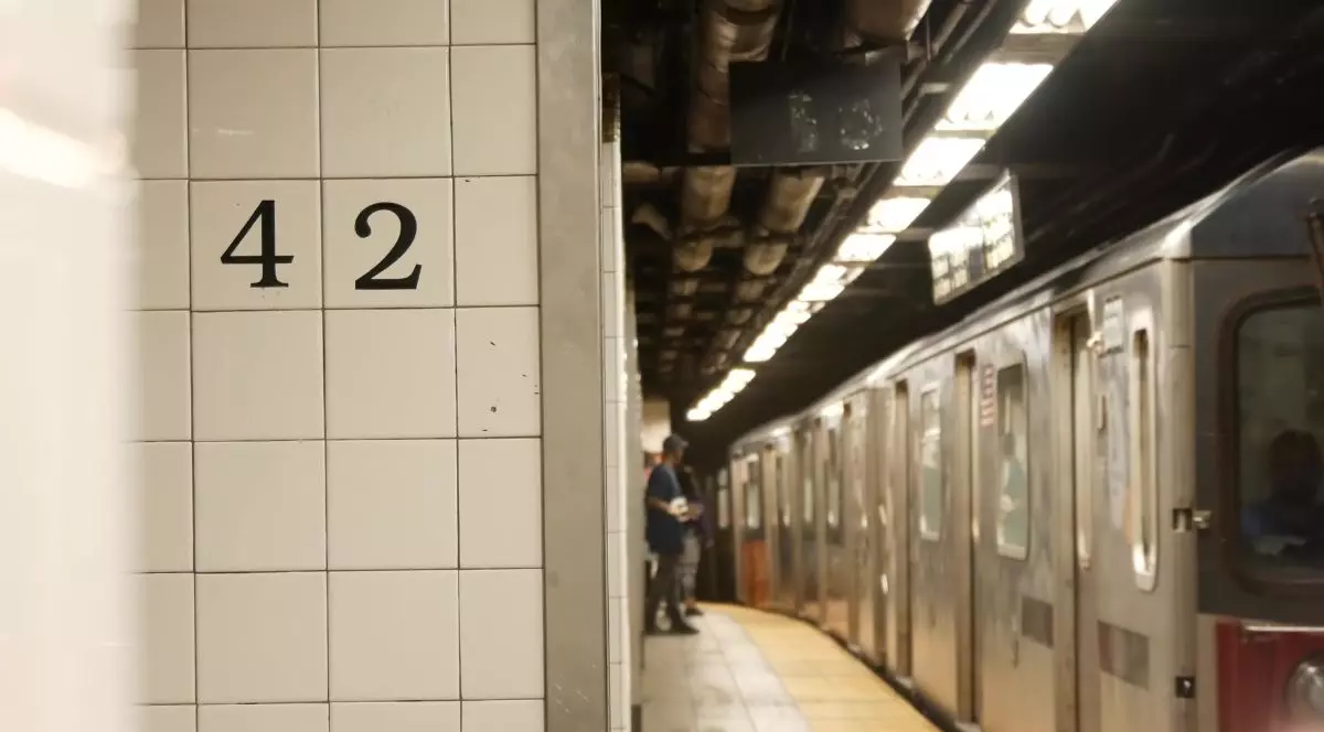Interiorul unei stații de metrou, indicator pe peronul metroului. Tren de metrou, transport de pasageri. 42 Street. Grand Central Terminal, Manhattan
