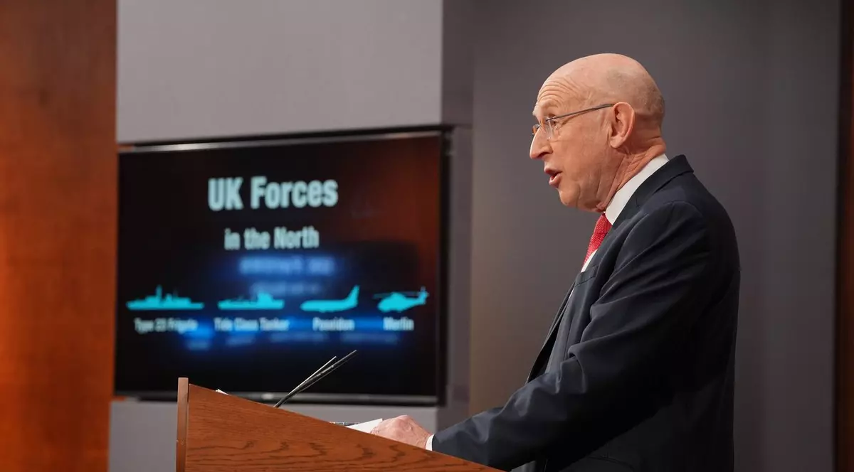 Ministrul britanic al apărării John Healey ține o conferință de presă despre submarinele rusești care spionau cabluri submarine Foto: Profimedia