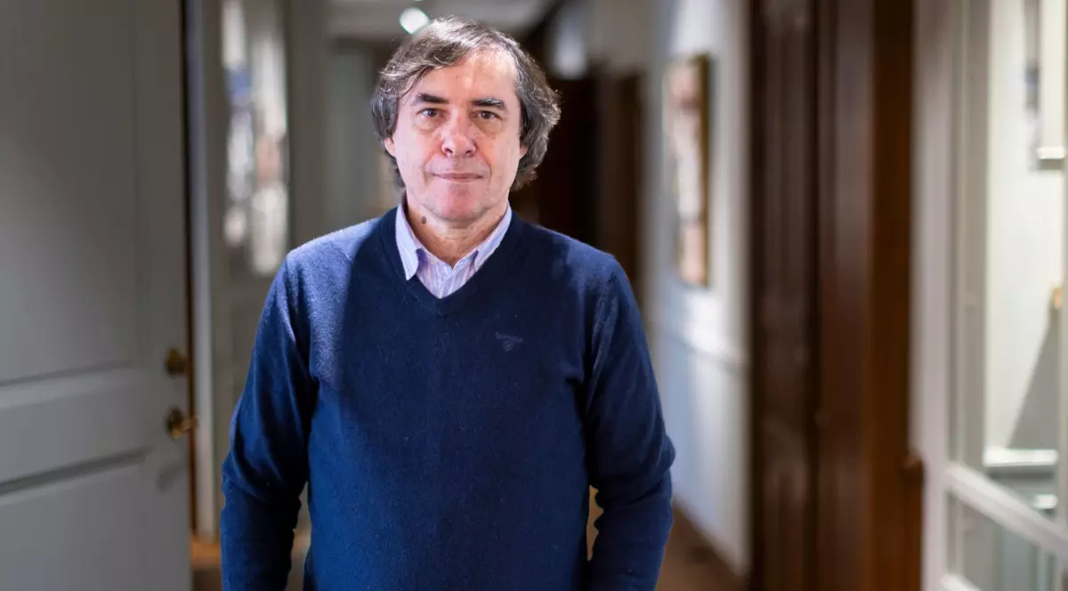 Mircea Cărtărescu, îmbrăcat cu un pulover albastru