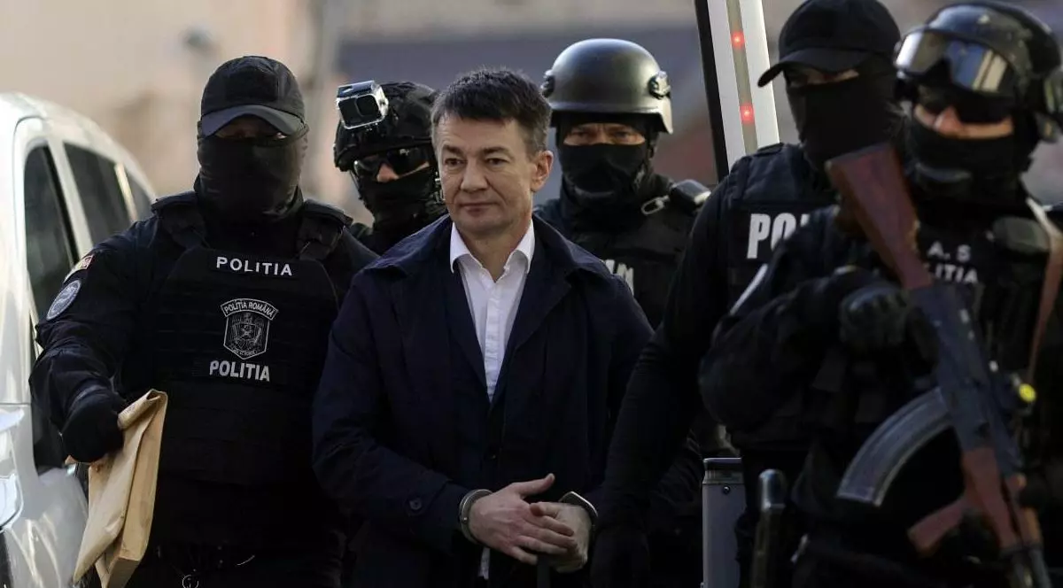 Momentul in care Alexandru Balan este condus spre masina Politiei care il va duce la Albita - granita cu Republica Moldova