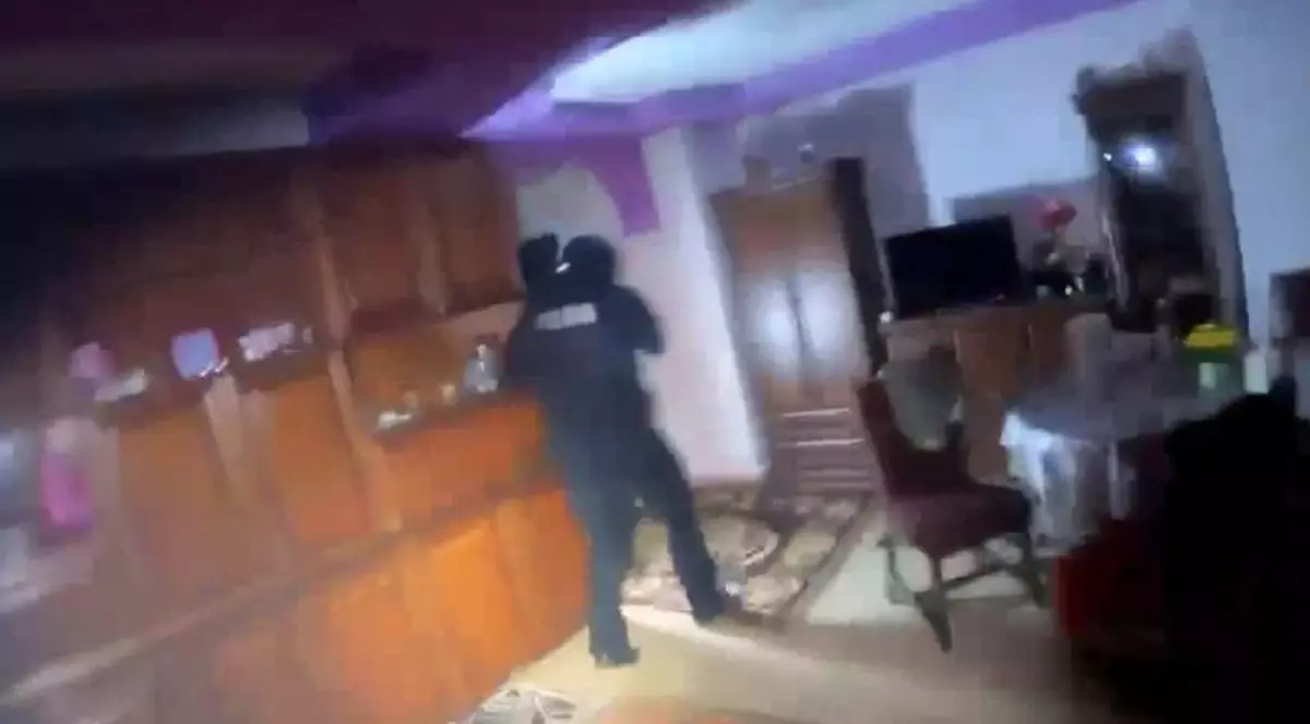 Momentul în care bărbatul din Neamț este împușcat mortal de SAS și ce au spus polițiștii înainte să intre în casă