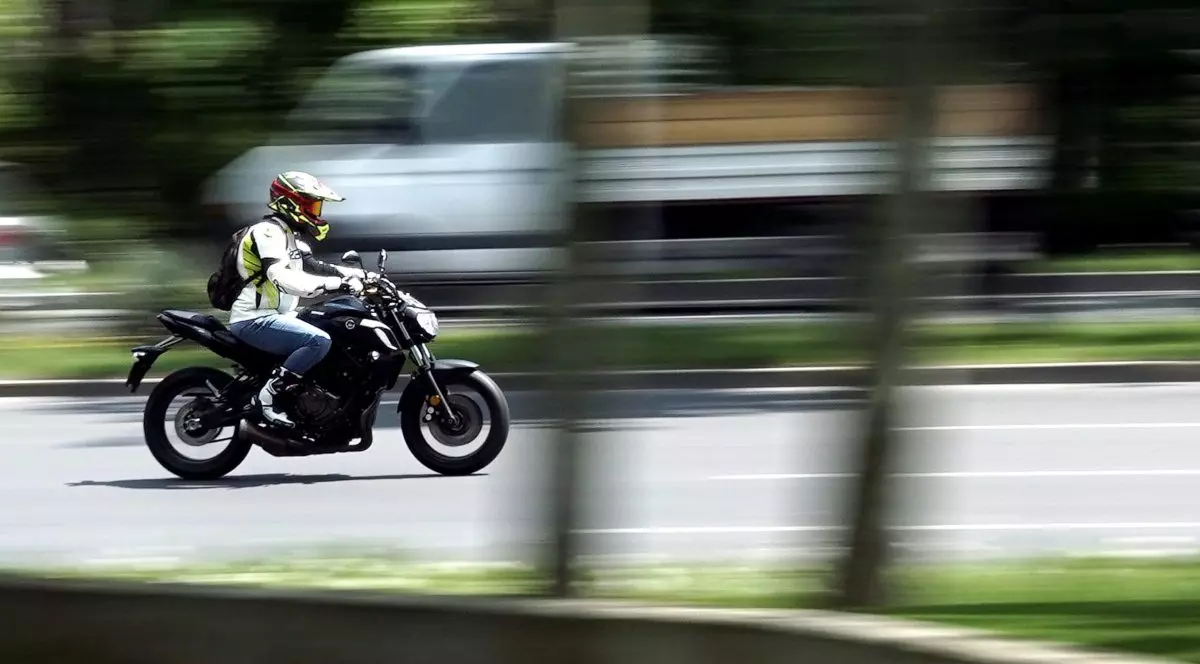 Un motociclist strabate bulevardul Kiseleff, marti, 4 mai 2021, in Bucuresti.