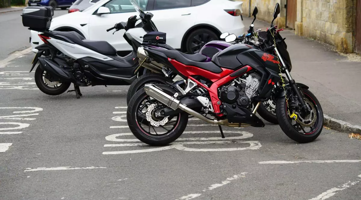 Motociclete și mașini parcate.