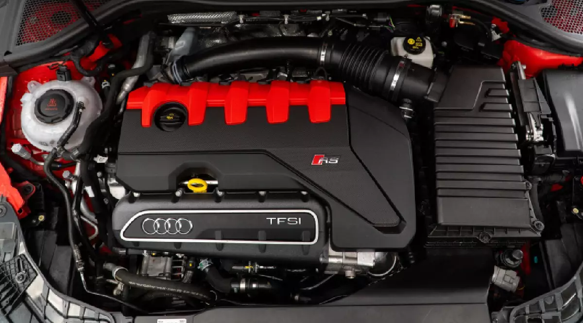 Motor Audi A3 RS 2.5 DNW TFSI quattro S tronic cu 5 cilindri în linie.