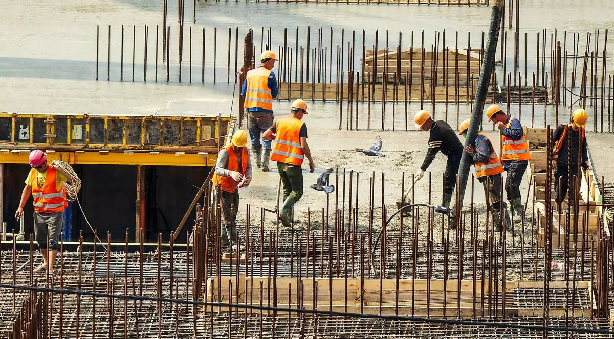 Muncitori șantier toarna beton