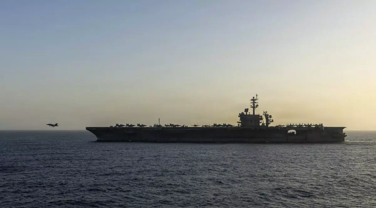 USS Abraham Lincoln în apele din marea Arabiei.
