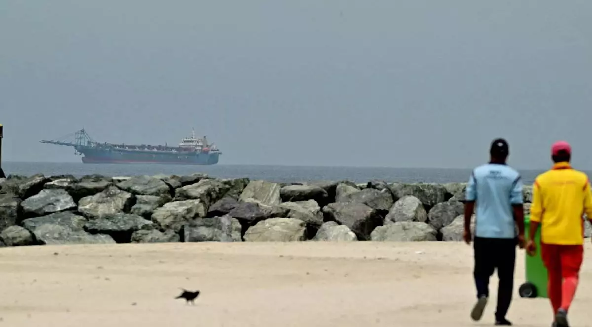 O navă este văzută în Golful Persic, în largul coastei Sharjah, la o zi după eșecul negocierilor de pace dintre SUA și Iran, pe 13 aprilie 2026.