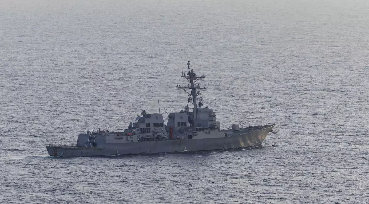 O navă militară a Armatei SUA în Strâmtoarea Ormuz