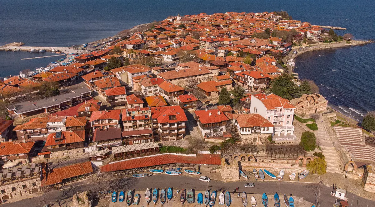Vedere aeriană de sus asupra orașului Nesebar, un oraș antic situat pe coasta Mării Negre a Bulgariei.
