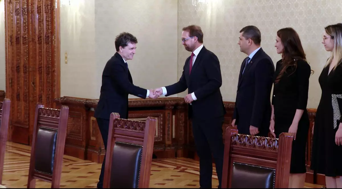 Președintele USR, Dominic Fritz, dă mâna cu președintele Nicușor Dan