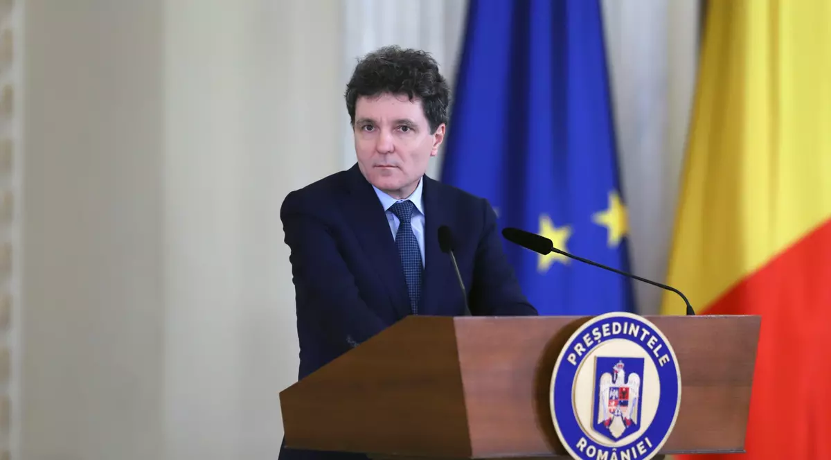 Nicușor Dan la pupitru prezidențial pe care scrie ”președintele României!. Foto: Dumitru Angelescu