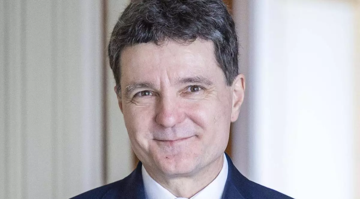 Presedintele Nicusor Dan in costum bleumarin