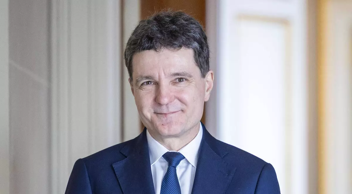 Presedintele Nicusor Dan in costum bleumarin