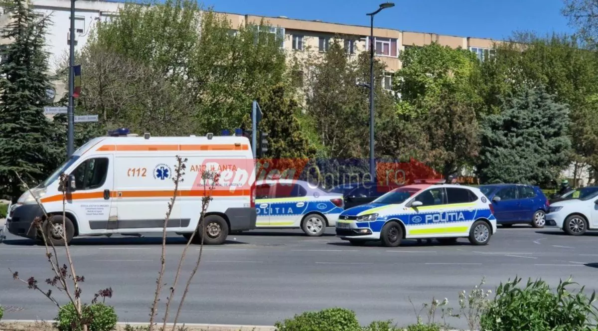 O femeie s-a aruncat din ambulanță, la Constanța, în timp ce era dusă la spital. Foto: Replica Online
