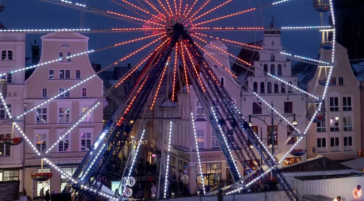 O roată panoramică de 60 de metri va fi mutată după ce o femeie s-a plâns că cei care se dau în ea îi pot vedea dormitorul. Imagine cu caracter ilustrativ. Foto Hepta