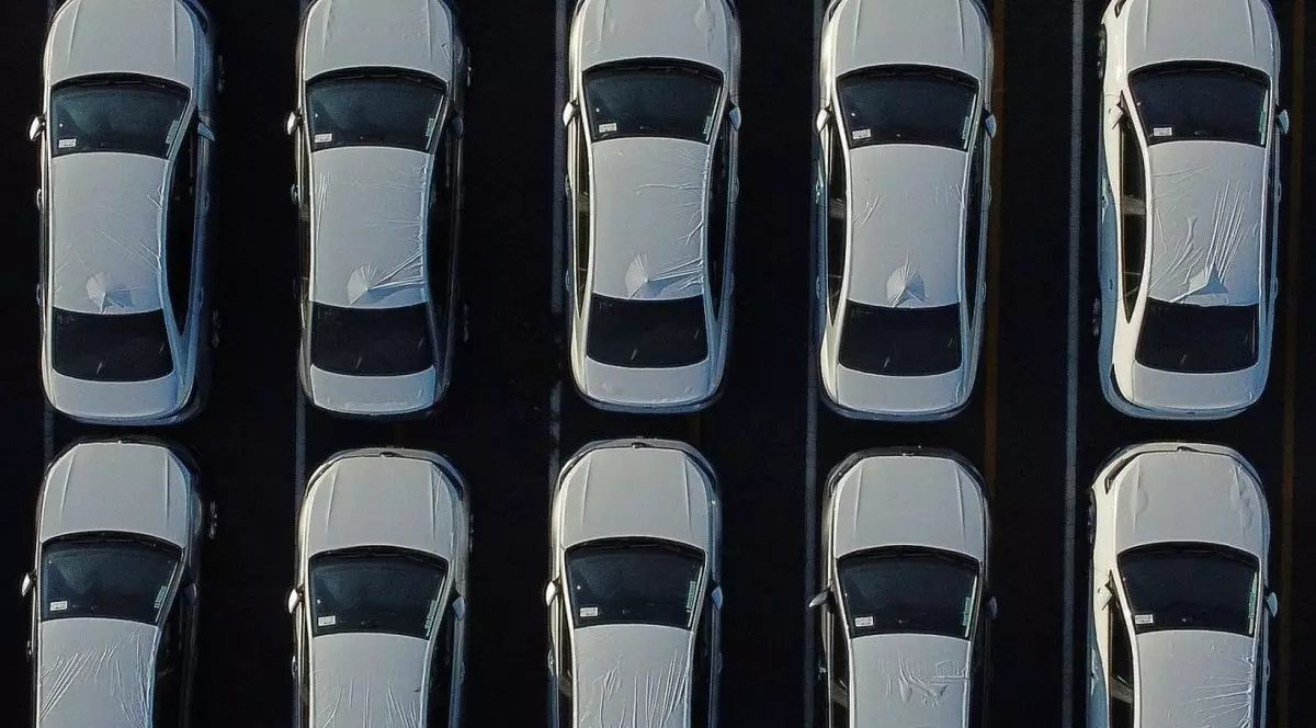 O vedere aeriană a vehiculelor electrice descărcate de pe nava BYD Changzhou la terminalul portuar Zarate. Foto: Hepta.