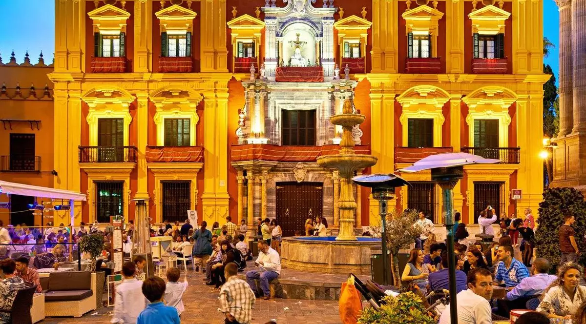 oamenii-se-bucura-de-seara-in-centrul-istoric-al-orasului-malaga-impartasind-mancare-si-bautura-in-timp-ce-admira-arhitectura-si-atmosfera-vibranta