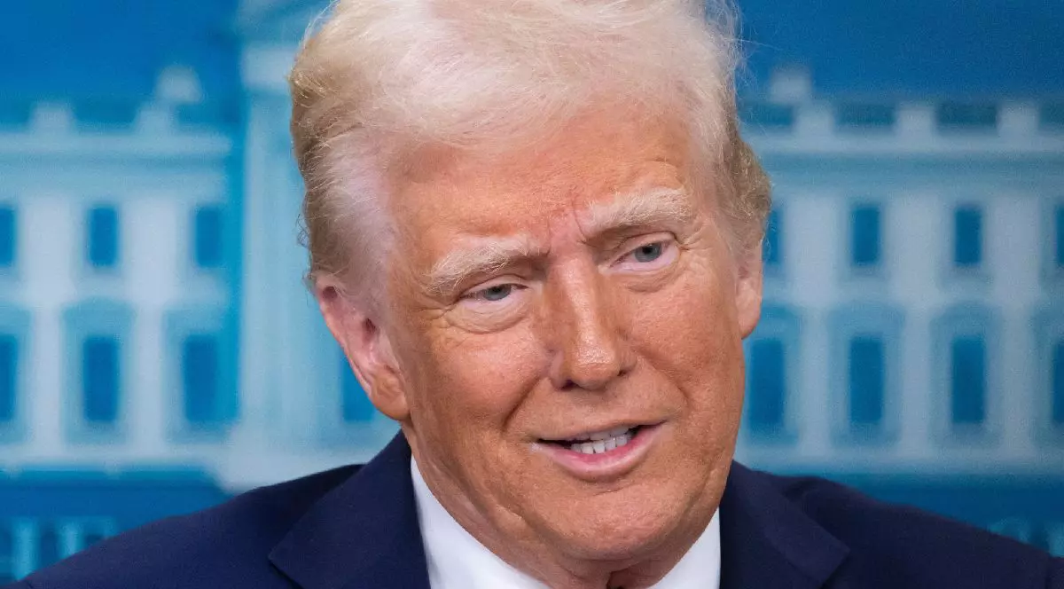 Imaginea îl prezintă pe Donald Trump, în prim-plan, având în fundal imaginea estompată a Casei Albe pe un perete albastru.