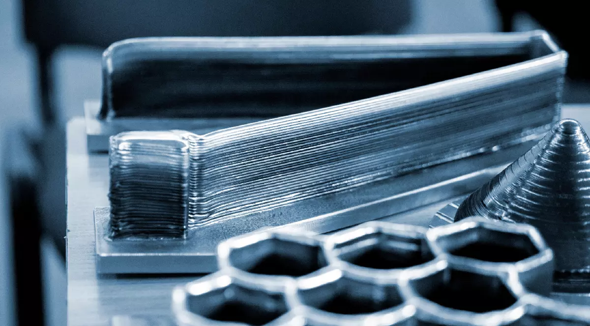 Model realizat pe o imprimantă 3D din metal. Obiect creat pe o imprimantă 3D prin topirea unui fir metalic.