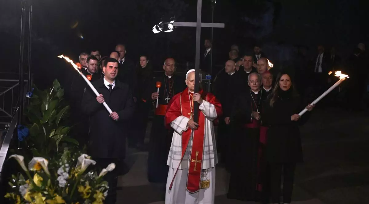 Papa Leon al XIV-lea celebrează procesiunea Via Crucis (Drumul Crucii) din Vinerea Mare la Colosseumul din Roma, Italia, și poartă crucea, vineri, 3 aprilie 2026.