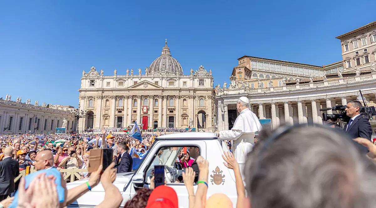 Papa Leon al XIV-lea îi întâmpină pe credincioși în papamobilul din Piața Sfântul Petru din Vatican, pe 1 iunie 2025, în Italia