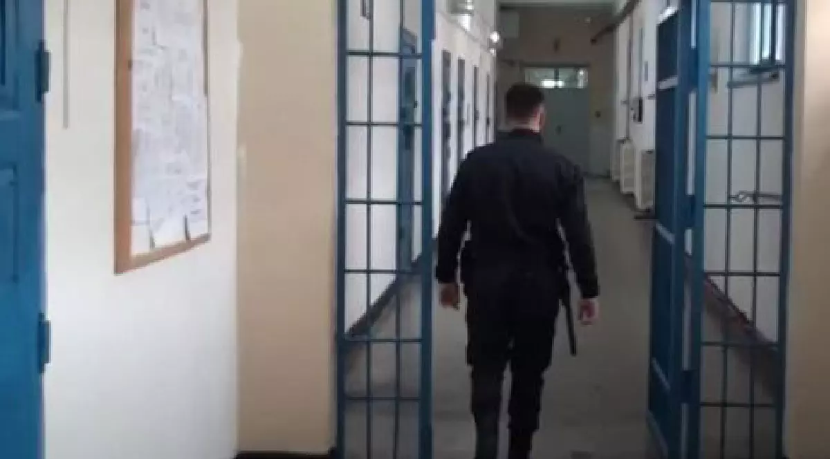 Gardian de Penitenciar în interiorul unei închisori