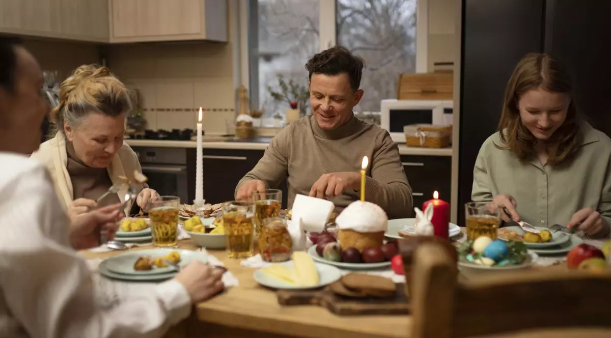 Masă luată în familie | Foto: freepik.com